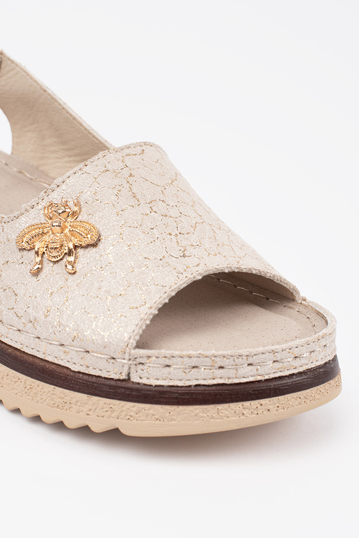 Sandalias color beige con plataforma...