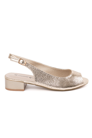 Sandalias doradas de mujer...