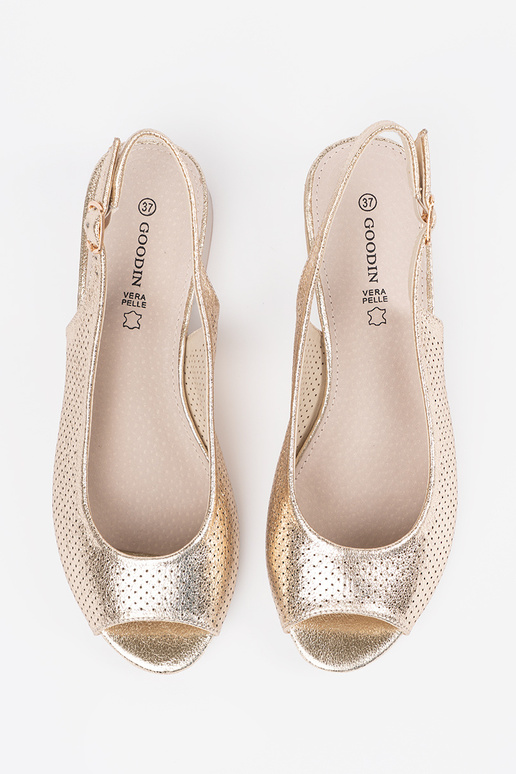 Sandalias doradas de mujer de encaje... Sandalias doradas de mujer de encaje...