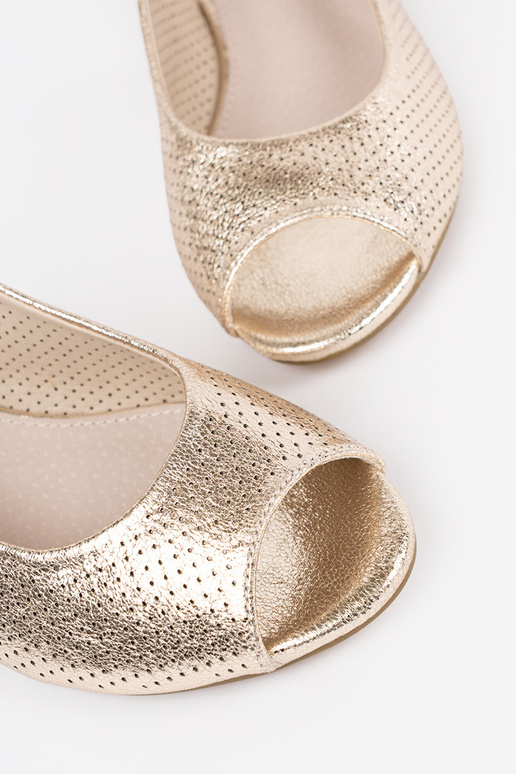 Sandalias doradas de mujer de encaje... Sandalias doradas de mujer de encaje...