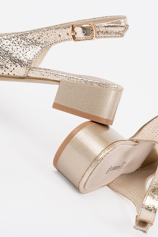 Sandalias doradas de mujer de encaje... Sandalias doradas de mujer de encaje...