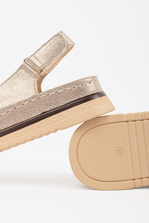 Sandalias color dorado con plataforma...