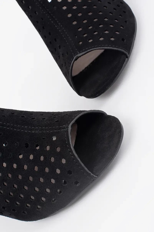 sandalias negras con tacones de ante