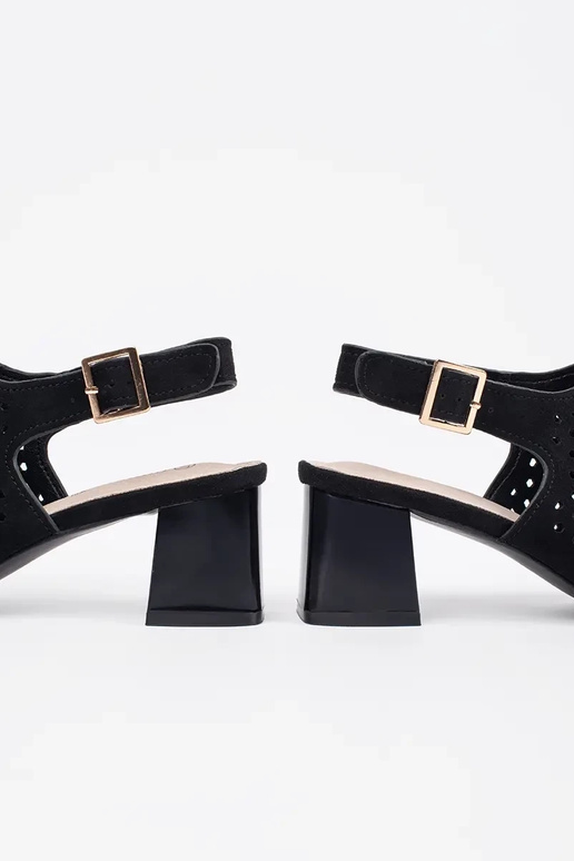 sandalias negras con tacones de ante