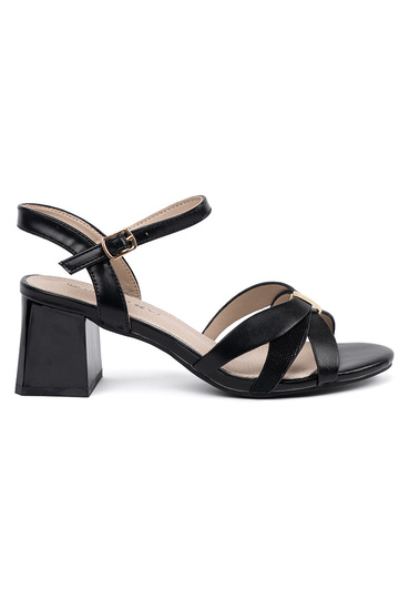 Sandalias negras con tacón