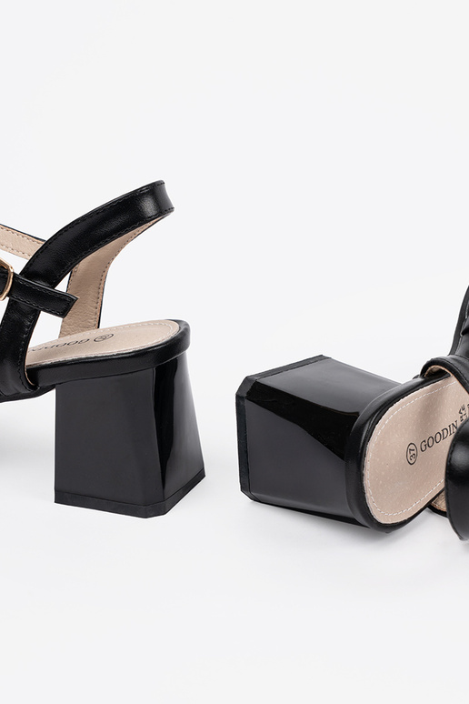 Sandalias negras con tacón Sandalias negras con tacón