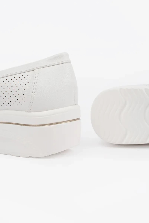 mocasines blancos con suela gruesa