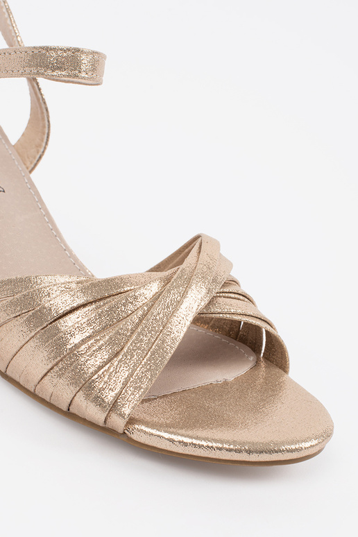 Sandalias elegantes de color dorado... Sandalias elegantes de color dorado...