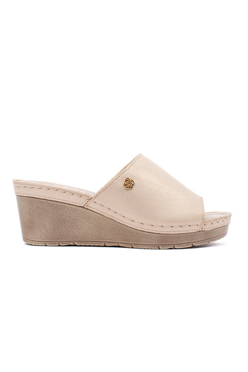 Chanclas doradas de mujer...