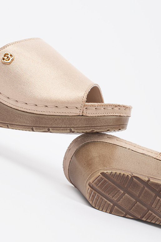 Chanclas doradas de mujer en cuña Chanclas doradas de mujer en cuña