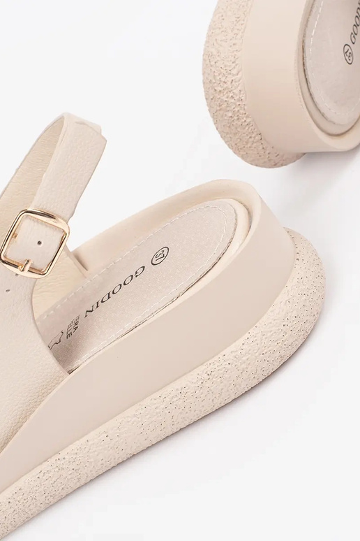 Sandalias planas beige con decoración