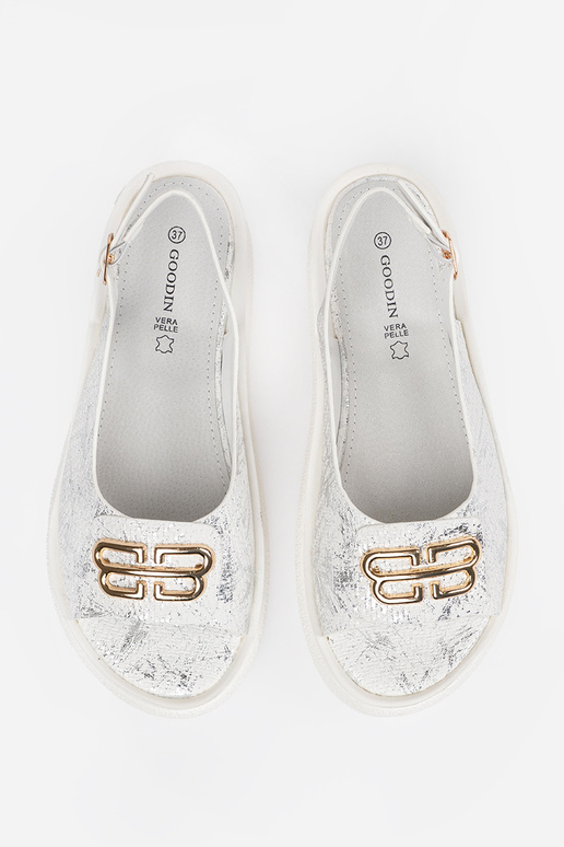 Sandalias blancas con decoraciones Sandalias blancas con decoraciones