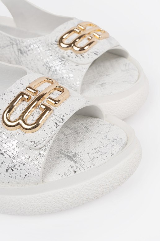 Sandalias blancas con decoraciones Sandalias blancas con decoraciones