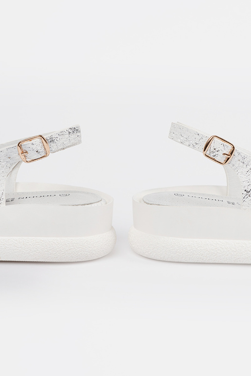 Sandalias blancas con decoraciones Sandalias blancas con decoraciones