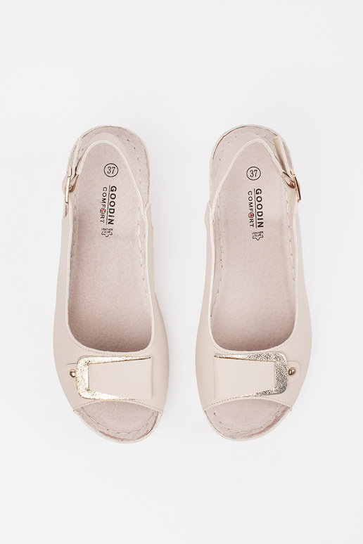 Sandalias color marfil en cuña baja