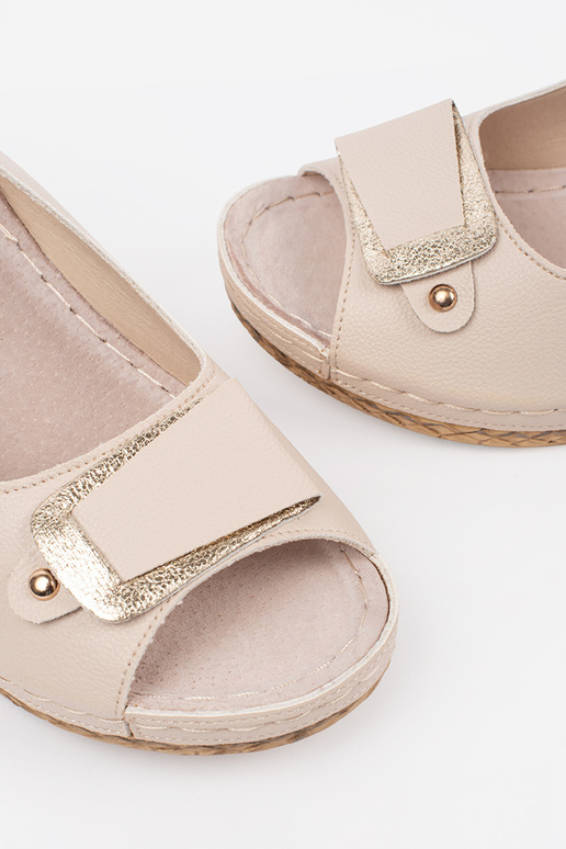 Sandalias color marfil en cuña baja