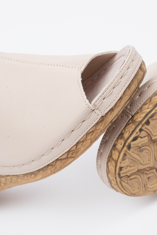 Zapatillas de cuña de color arena... Zapatillas de cuña de color arena...