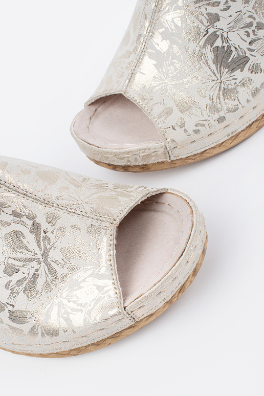 Zapatillas de cuña de color marfil... Zapatillas de cuña de color marfil...