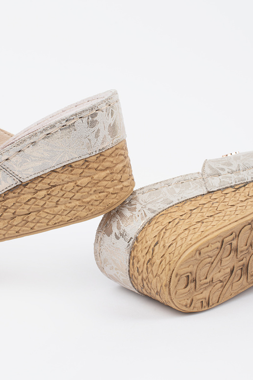 Zapatillas de cuña de color marfil... Zapatillas de cuña de color marfil...