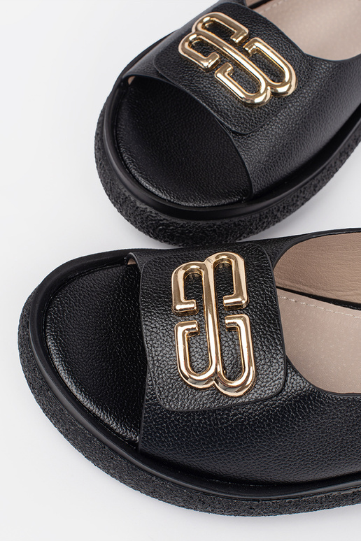 Sandalias planas negras con decoración