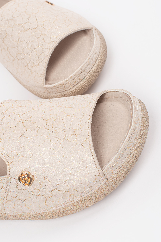 Sandalias de color arena con...