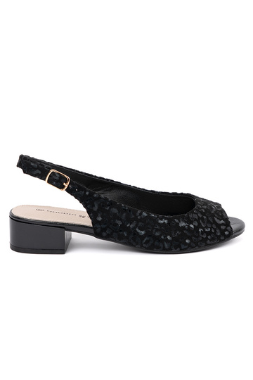 Sandalias negras de tacón...