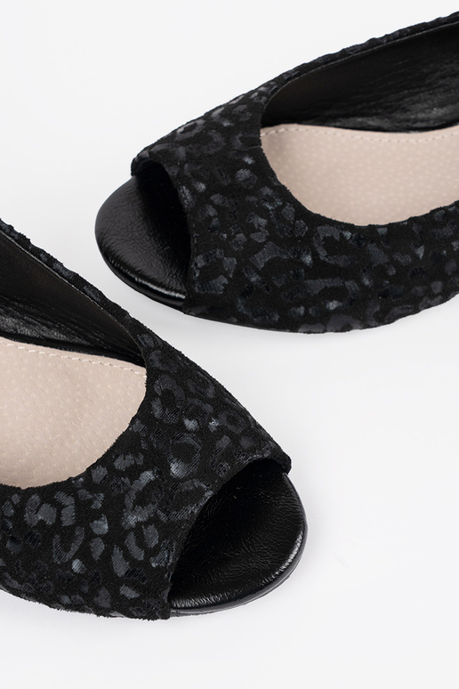 Sandalias negras de tacón bajo con... Sandalias negras de tacón bajo con...
