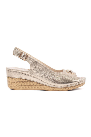 Sandalias color oro en cuña...