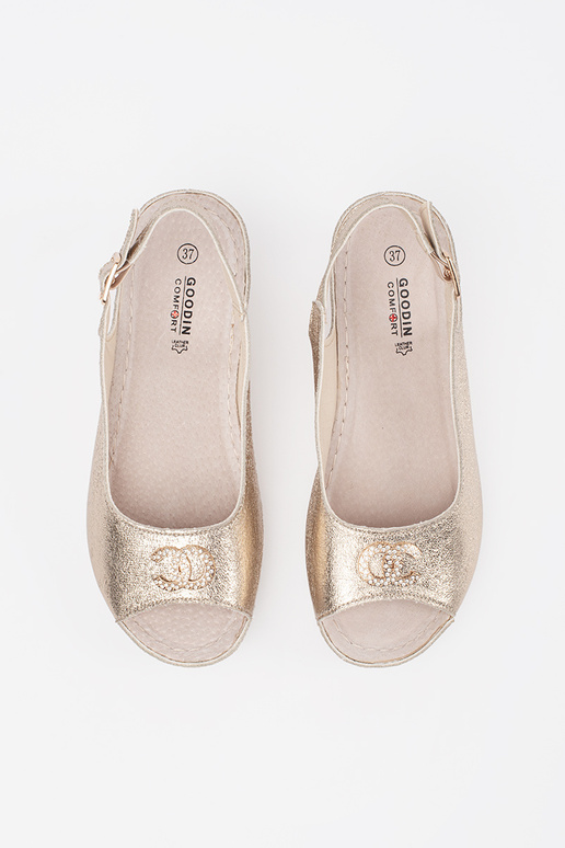 Sandalias color oro en cuña con hebilla Sandalias color oro en cuña con hebilla