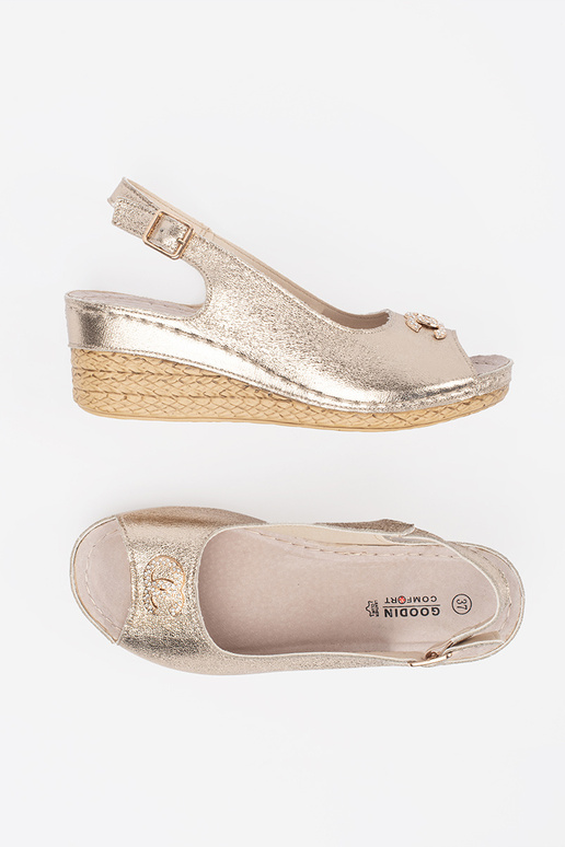 Sandalias color oro en cuña con hebilla Sandalias color oro en cuña con hebilla