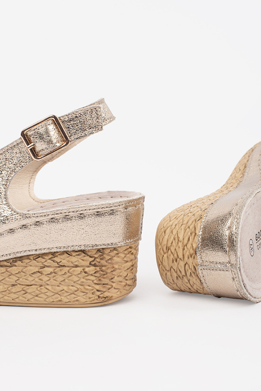 Sandalias color oro en cuña con hebilla Sandalias color oro en cuña con hebilla