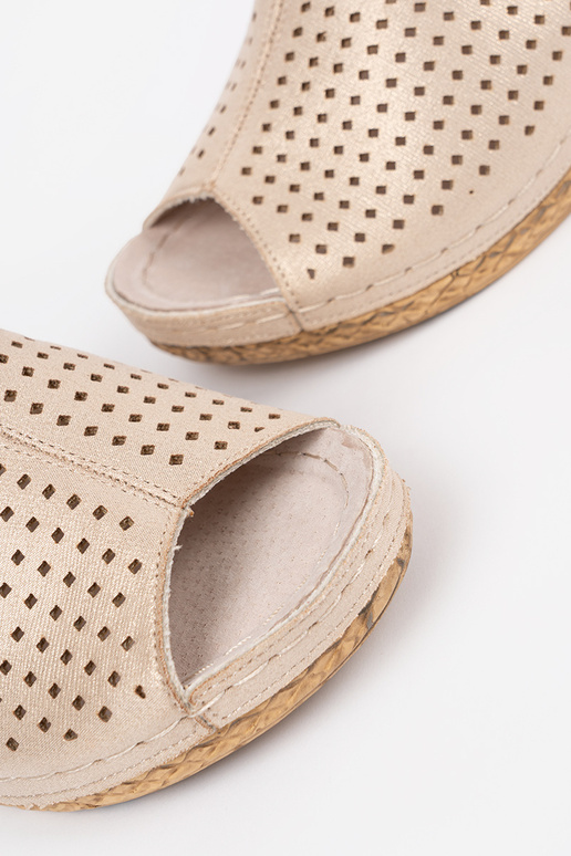 Sandalias de cuña doradas