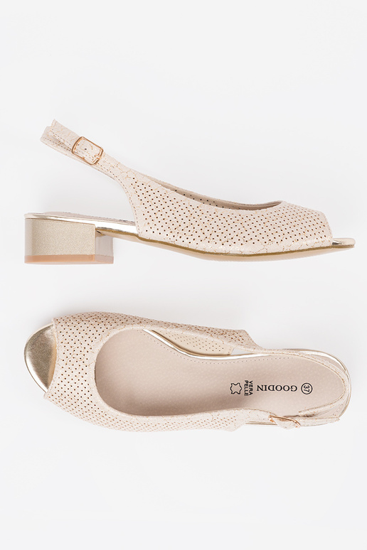 Sandalias de encaje color marfil de... Sandalias de encaje color marfil de...