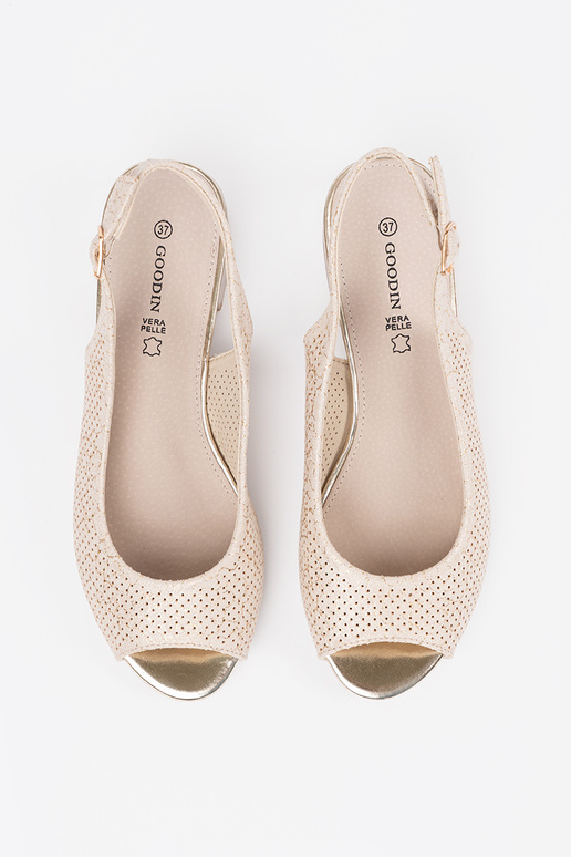 Sandalias de encaje color marfil de... Sandalias de encaje color marfil de...