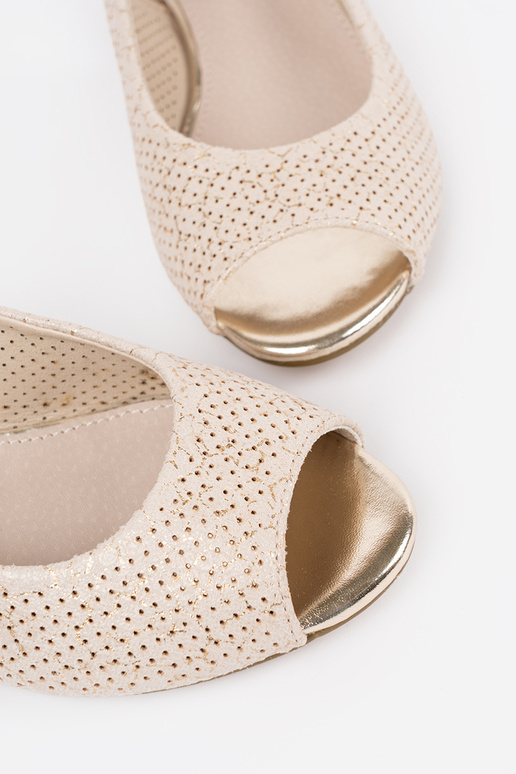 Sandalias de encaje color marfil de... Sandalias de encaje color marfil de...