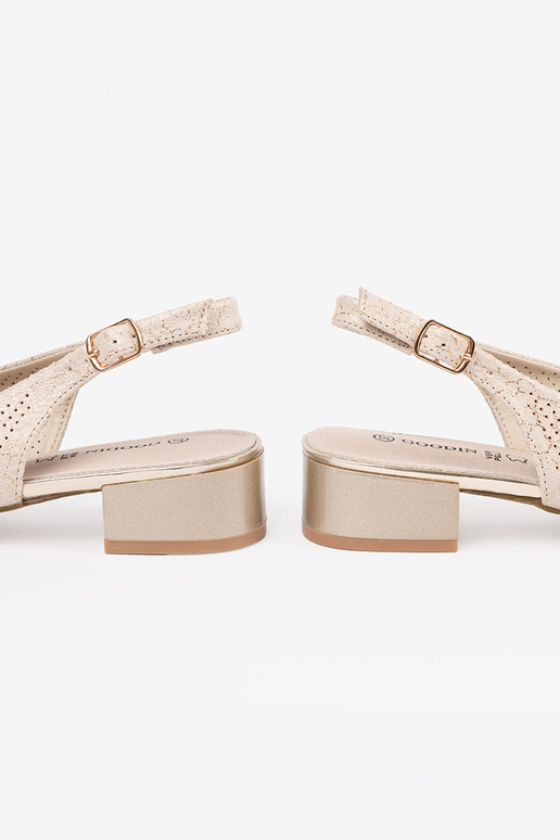 Sandalias de encaje color marfil de... Sandalias de encaje color marfil de...