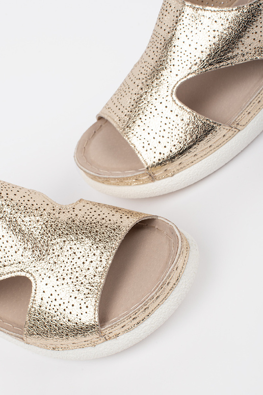 Sandalias doradas con plataforma clara Sandalias doradas con plataforma clara