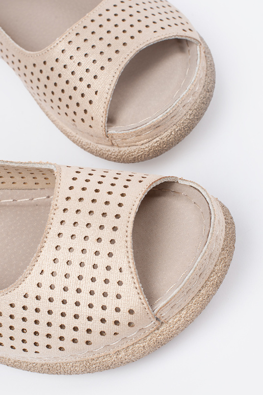 Sandalias cómodas de color dorado claro Sandalias cómodas de color dorado claro