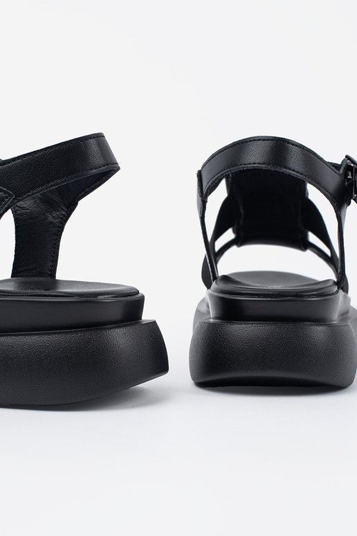 Sandalias elegantes de cuero negro... Sandalias elegantes de cuero negro...