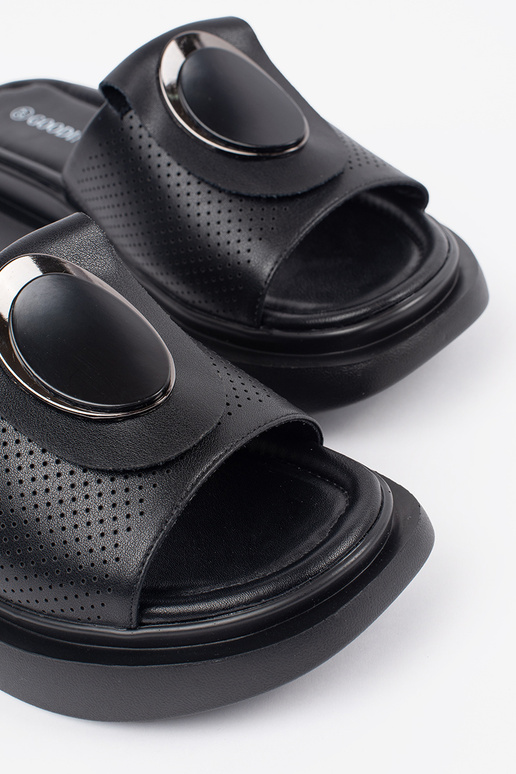 Chanclas negras cómodas con plataforma Chanclas negras cómodas con plataforma