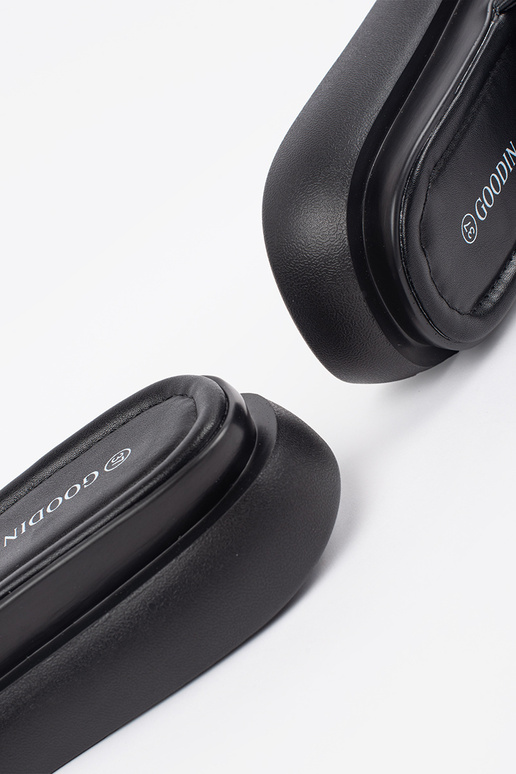 Chanclas negras cómodas con plataforma Chanclas negras cómodas con plataforma