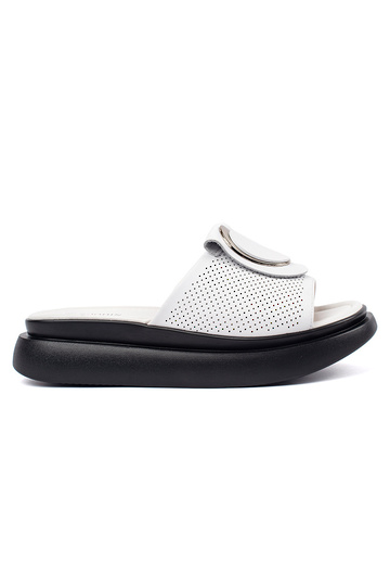 Chanclas blancas y negras...