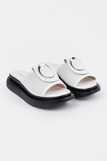 Chanclas blancas y negras... 2