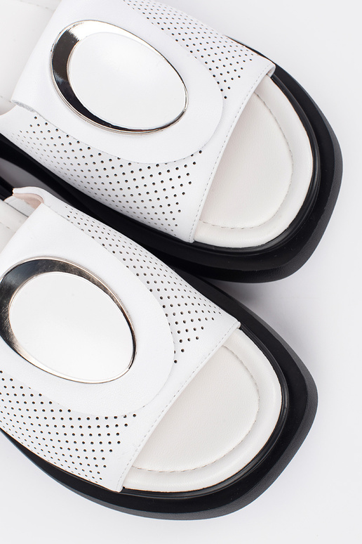 Chanclas blancas y negras cómodas con... Chanclas blancas y negras cómodas con...