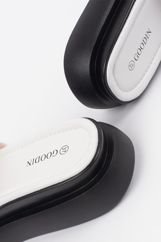 Chanclas blancas y negras cómodas con... Chanclas blancas y negras cómodas con...