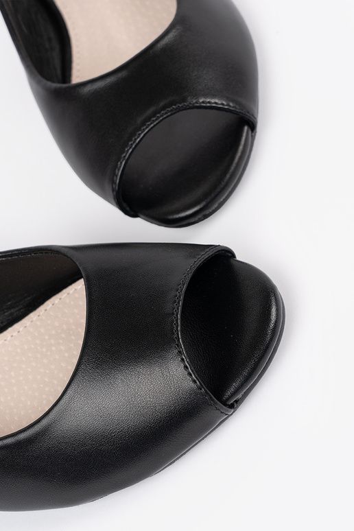 Sandalias elegantes negras de tacón bajo Sandalias elegantes negras de tacón bajo