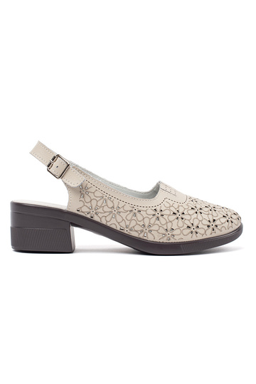 Sandalias de color arena...