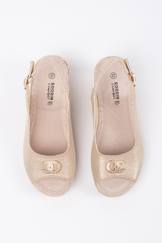 Sandalias de color marfil con cuña y... Sandalias de color marfil con cuña y...