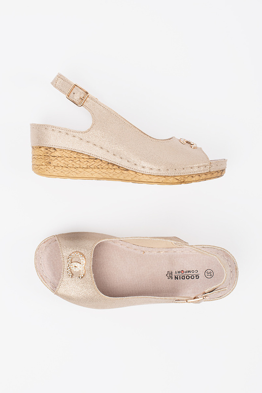 Sandalias de color marfil con cuña y... Sandalias de color marfil con cuña y...