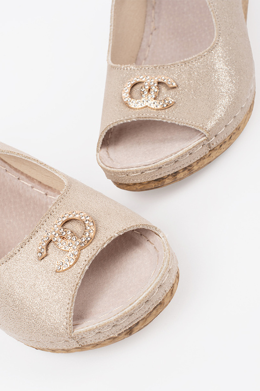 Sandalias de color marfil con cuña y... Sandalias de color marfil con cuña y...